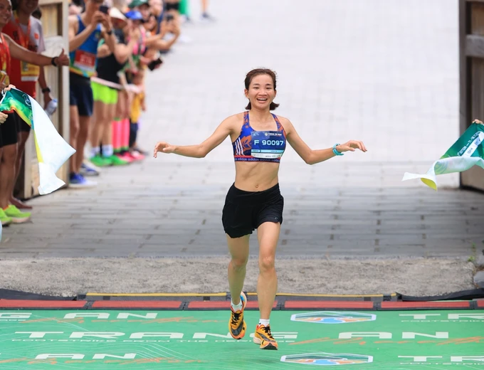 Quán quân Vietnam International Half Marathon 2023 Nguyễn Thị Oanh lập thông số chạy 42km ấn tượng